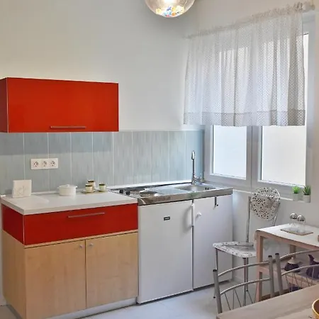 Short Apartment *